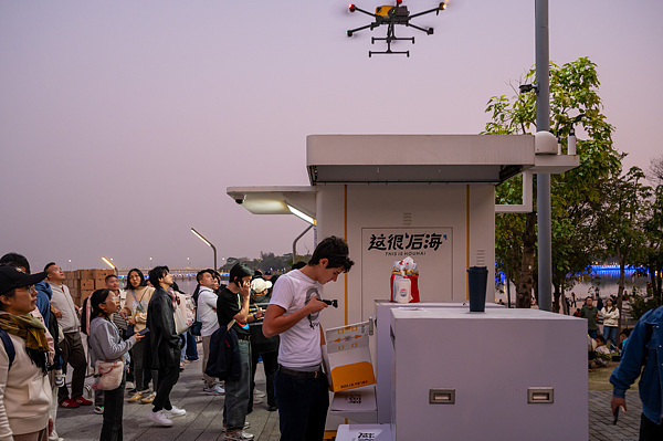 在深圳，外國游客體驗無人機外賣送餐。