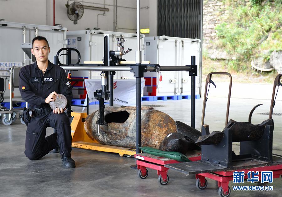 (港澳臺·香港故事·圖文互動)(7)用手觸摸二戰(zhàn)炸彈的人——訪香港警方拆彈專家