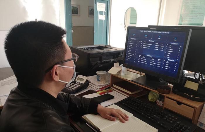 某高校就業(yè)部門的老師正在查看“云”招聘會(huì)的數(shù)據(jù)。 圖片來源 中新網(wǎng)