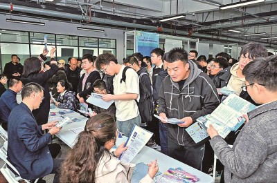 2024年3月，在蘭州大學(xué)2024屆畢業(yè)生大型春季綜合雙選會(huì)現(xiàn)場(chǎng)，青年學(xué)子踴躍報(bào)名西部用人單位。 蘭州大學(xué)供圖