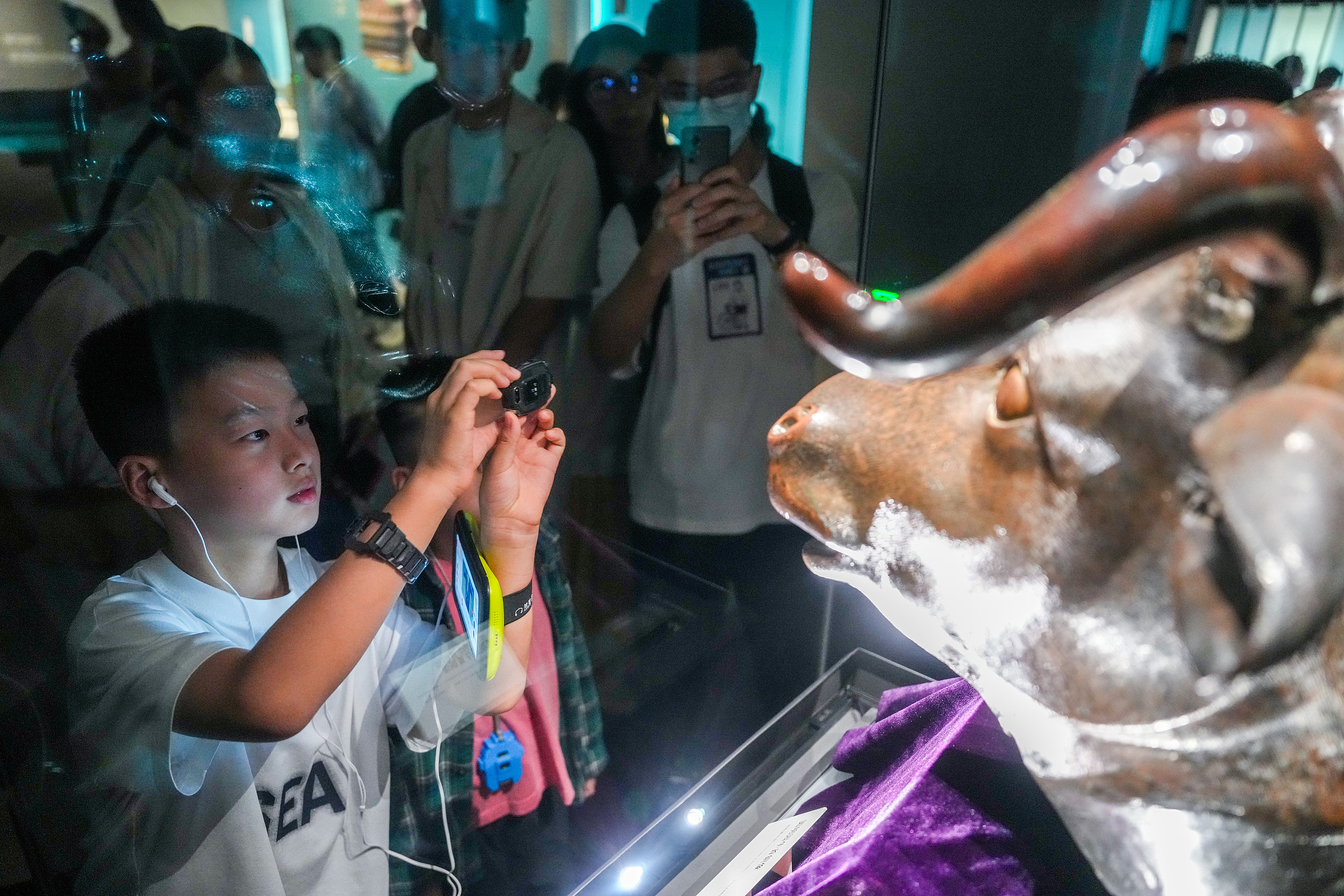 2025年6月，參加研學(xué)游的孩子在安徽博物院蜀山館參觀圓明園牛首銅像。（圖片來(lái)源：視覺(jué)中國(guó)）