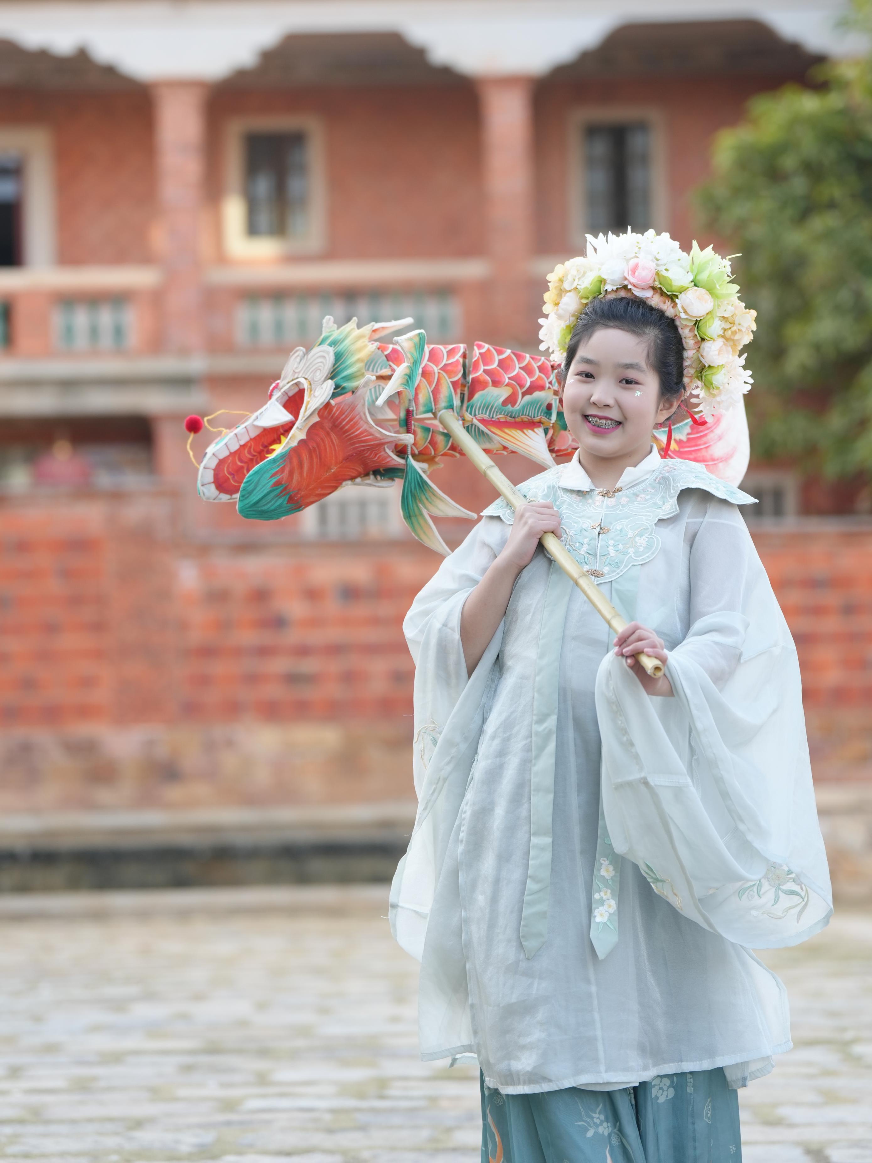 在泉州，沈女士為女兒拍下頭戴簪花的照片。受訪者供圖