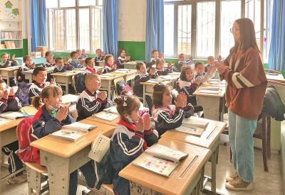 2023年5月，西北師范大學(xué)學(xué)生在新疆阿克蘇地區(qū)溫宿縣吐木秀克鎮(zhèn)第一小學(xué)實(shí)習(xí)支教。 卓杰攝