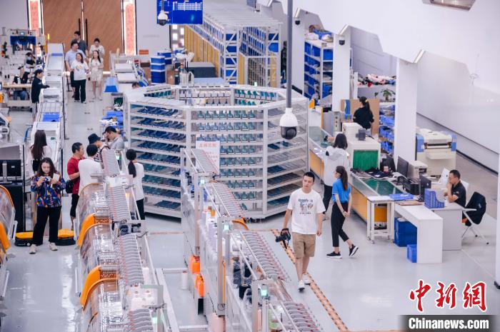 圖為莆田雙馳鞋業(yè)個性化定制示范工廠。　李南軒 攝