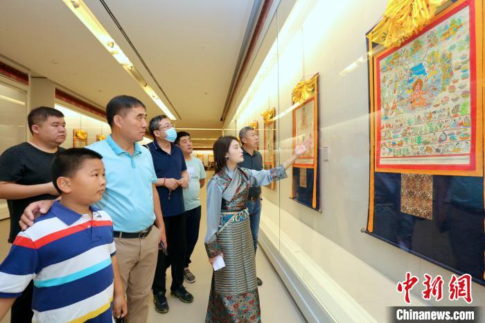 “藏韻瑰寶”藏醫(yī)四部醫(yī)典唐卡珍品展現(xiàn)場?！⒖∩n 攝