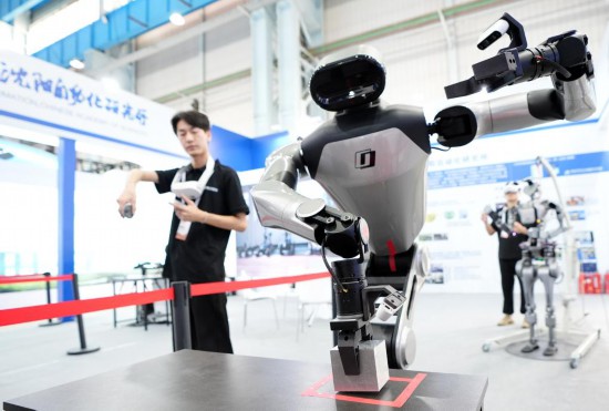 9月5日，在沈陽的2025全球工業(yè)互聯(lián)網大會的展覽區(qū)現(xiàn)場，中國科學院沈陽自動化研究所的機器人工程師在調試具身智能操作系統(tǒng)。新華社記者 李鋼 攝