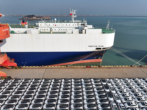 在江蘇省連云港，中國生產(chǎn)的汽車正加緊裝船出口海外。