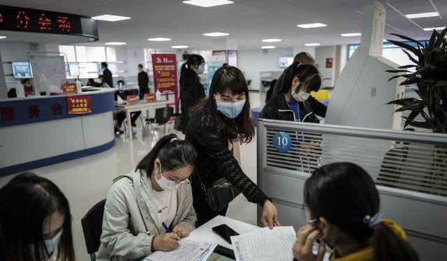 武漢市舉辦2020年首場(chǎng)現(xiàn)場(chǎng)招聘會(huì)。 圖片來源 中國(guó)青年報(bào)