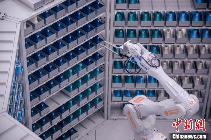 車間里，鞋楦配送機械臂在有序工作?！±钅宪?攝