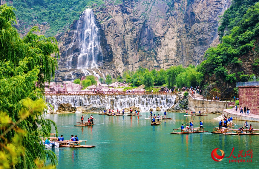 泛舟水上，成為酷熱夏季的一個避暑良方。人民網記者 王佩攝