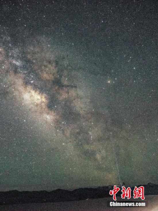 圖為6月20日晚游客在西藏阿里暗夜公園，與銀河“合影”。曹枝清 攝