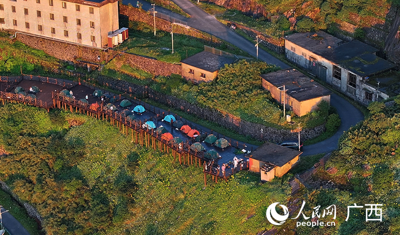 山頂露營區(qū)。人民網(wǎng) 雷琦竣攝