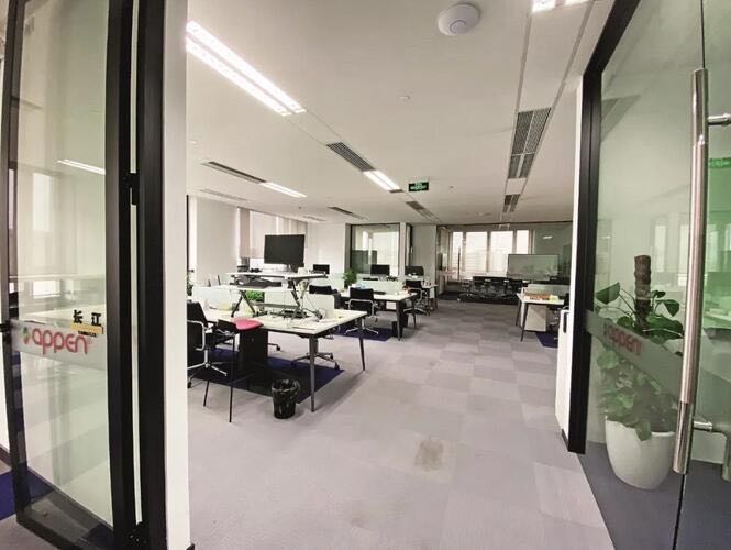 疫情期間，某人工智能公司組織遠(yuǎn)程辦公，辦公室空無一人。 圖片來源 中新網(wǎng)