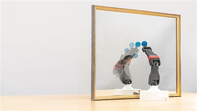  圖為機器人觀察自己在鏡子中的倒影，學(xué)習(xí)自身的形態(tài)和運動學(xué)，實現(xiàn)自主模擬。圖片來源：美國哥倫比亞大學(xué)