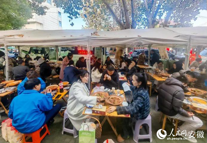 迎春街上，游客們品嘗廣德燉鍋。人民網(wǎng)記者 王銳攝
