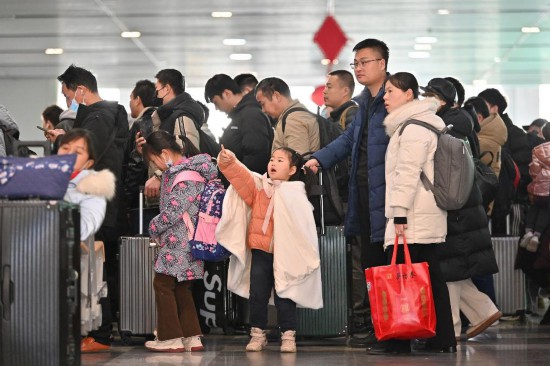2月3日,家長帶領(lǐng)小朋友在北京豐臺站排隊檢票。新華社記者 宋為偉 攝