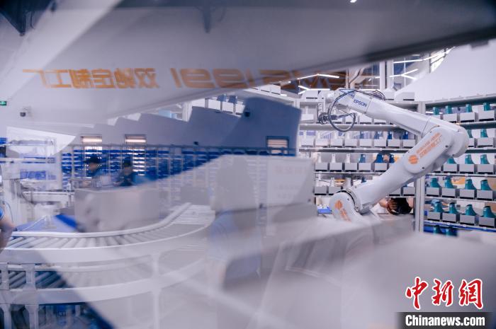 最快一個多小時，“私人訂制”的鞋子就能完成生產(chǎn)?！±钅宪?攝