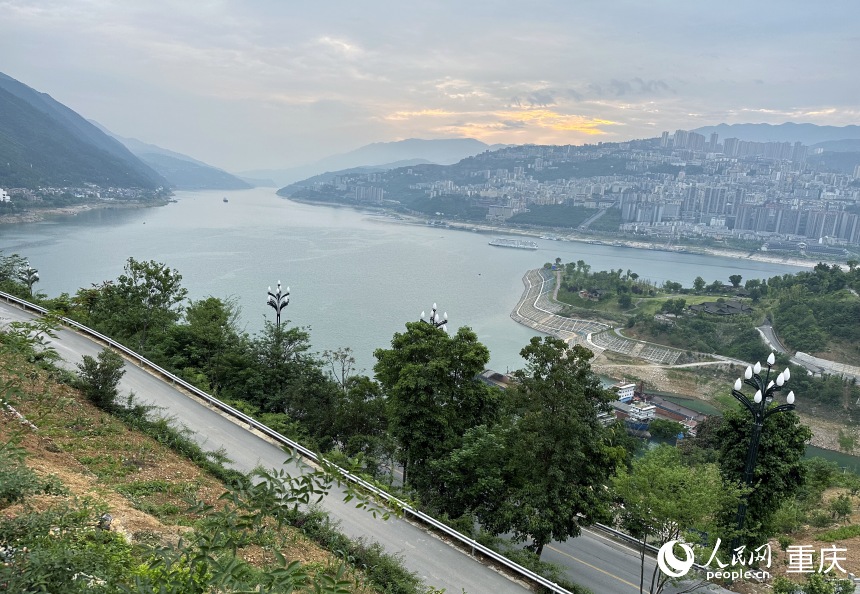 從巫山縣龍門街道江村遠眺，左側(cè)為三峽里·竹枝村，右側(cè)為巫山縣城。人民網(wǎng)記者 劉政寧攝