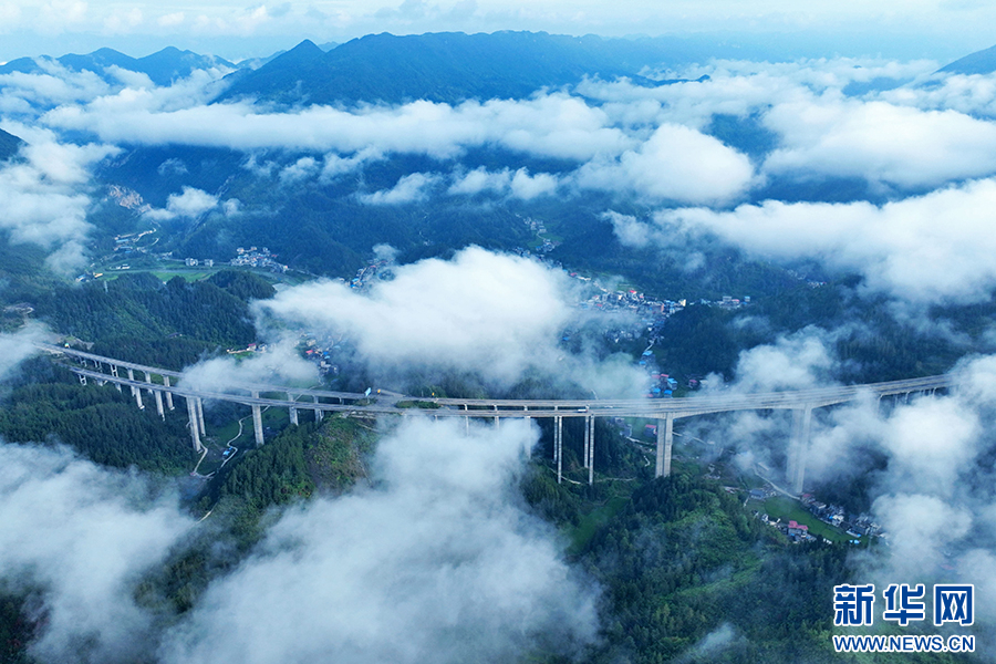 重慶:八月里云海流瀑 瞰群山如畫