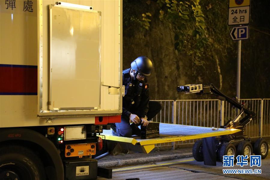 (港澳臺·香港故事·圖文互動)(2)用手觸摸二戰(zhàn)炸彈的人——訪香港警方拆彈專家