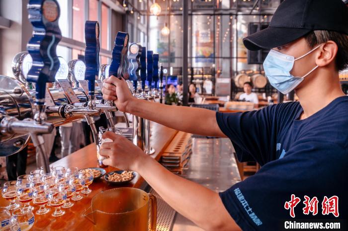 圖為百威雪津啤酒莆田基地工作人員正在打酒?！±钅宪?攝